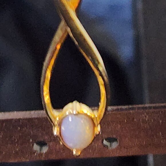 Avon Gold Tone Faux Opal Dangle Drop Figure Eight Vintage Magnet Clip On Earring - Picture 4 of 16